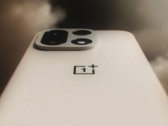 OnePlus 15 w kolorystyce Sand Dune. (Źródło zdjęcia: OnePlus)