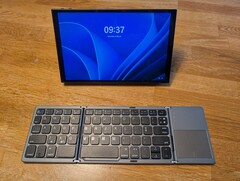 Na papierze Legion Go może ładnie wypełnić niszę między pracą a zabawą, ale ostatecznie zawodzi w obu przypadkach (Źródło obrazu: Notebookcheck)