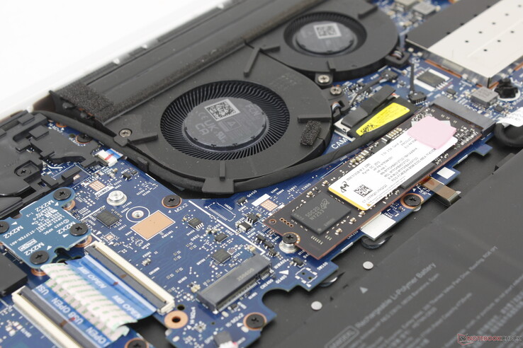 Puste gniazdo M.2 obok dysku SSD M.2 2280 można skonfigurować z opcjonalnym modułem HP R15 4G lub 5G WWAN