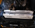 Moduły pamięci RAM HyperX Fury DDR4 zainstalowane na płycie głównej (źródło obrazu: Athena Sandrini/Pexels)
