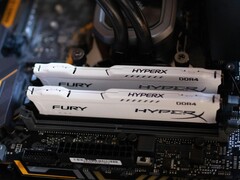 Moduły pamięci RAM HyperX Fury DDR4 zainstalowane na płycie głównej (źródło obrazu: Athena Sandrini/Pexels)