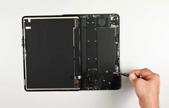 IPad Pro może być łatwy w naprawie, ale usunięcie ekranu nie jest proste (źródło obrazu: iFixit)