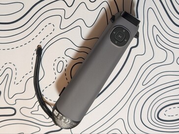 Tył Sermoon S1 z przyciskiem uruchamiania i przyciskami regulacji światła i jasności