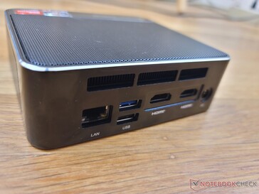Tył: Gigabit RJ-45, 2x USB 3.0, 2x HDMI 2.0, zasilacz AC