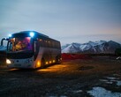 Autobus zaparkowany na zaśnieżonym terenie (źródło zdjęcia: Juan Encalada via Unsplash; przycięte)