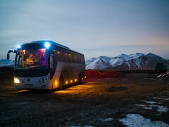 Autobus zaparkowany na zaśnieżonym terenie (źródło zdjęcia: Juan Encalada via Unsplash; przycięte)
