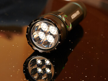 Cztery diody LED jako jedno źródło światła, tutaj w trybie księżycowym. (Zdjęcie: Andreas Sebayang/Notebookcheck.com)
