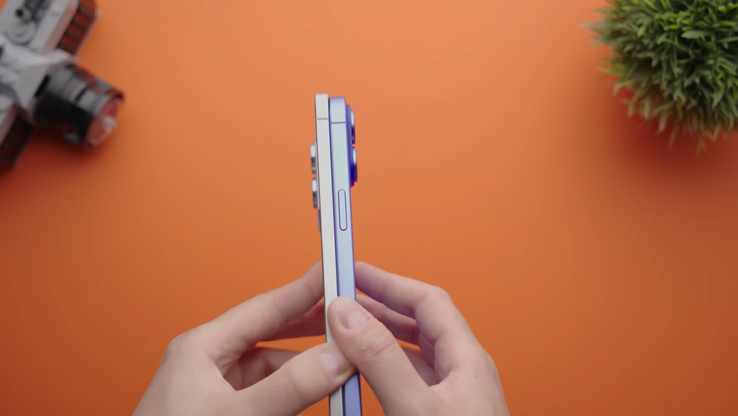 Galaxy Grubość S25 Edge vs iPhone 16 Plus. (Źródło obrazu: Versus na YouTube)