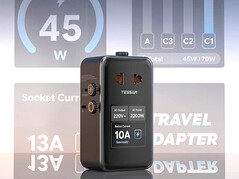 Smart Travel Adapter Tessan Aero 70 wyświetla informacje o ładowaniu i zasilaniu na wieloekranowym wyświetlaczu LCD.