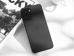 Ace 6T zostanie wprowadzony na rynek globalny jako OnePlus 15R. Na zdjęciu: czarna wersja kolorystyczna telefonu. (Źródło zdjęcia: 瘦子說 via OnePlus)