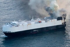 Statek towarowy Morning Midas płonie 300 mil (482,8 km) na południe od Adak na Alasce (źródło zdjęcia: U.S. Coast Guard)