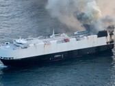 Statek towarowy Morning Midas płonie 300 mil (482,8 km) na południe od Adak na Alasce (źródło zdjęcia: U.S. Coast Guard)