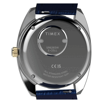 Widok z tyłu zegarka Timex Q 1976 Day and Date w złotym kolorze, przedstawiający dekiel ze stali nierdzewnej, komorę baterii i oznaczenie wodoszczelności do 50 metrów.
