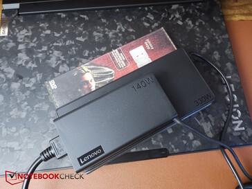 Mniejszy, 140-watowy zasilacz USB-C