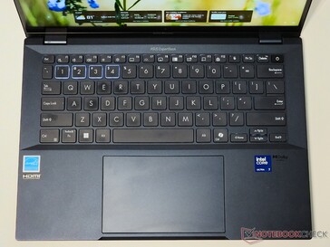 Klawiatura i touchpad oferują dobre właściwości dotykowe