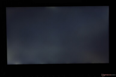 Umiarkowane nierównomierne podświetlenie wzdłuż lewego dolnego rogu