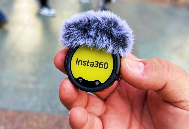 Insta360 Mic Pro posiada... wyświetlacz.