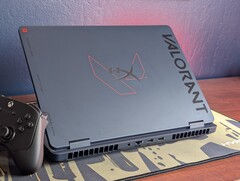 HyperX Omen 16 Valorant Edition prezentuje się znakomicie, jednak ciemne powierzchnie przyciągają odciski palców w niesamowitym tempie
