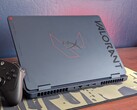 HyperX Omen 16 Valorant Edition prezentuje się znakomicie, jednak ciemne powierzchnie przyciągają odciski palców w niesamowitym tempie