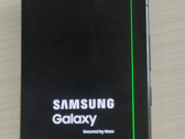 Jedna ze zgłoszonych jednostek Galaxy S24 Ultra z pionową zieloną linią. (Źródło: u/Independent-Bet-4916)