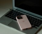 iPhone leżący na klawiaturze otwartego MacBooka Air