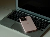 iPhone leżący na klawiaturze otwartego MacBooka Air