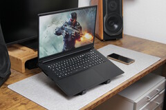 XMG Apex 17 (M25) na biurku