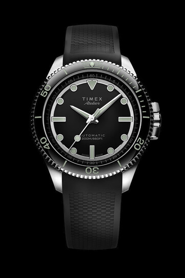 Zegarek wyposażony jest w szwajcarski mechanizm automatyczny Landeron 24 GMT z wskaźnikiem daty i 40-godzinną rezerwą chodu.