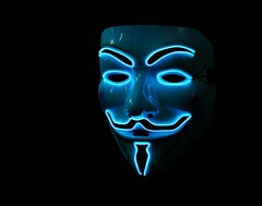 Maska &quot;Anonymous&quot;, przyjęta na całym świecie jako symbol hakerów (źródło zdjęcia: Robert Stump, via Unsplash)