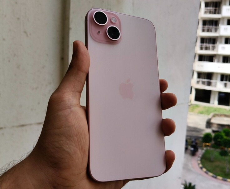 Apple iPhone 15 Plus w kolorze różowym pokazany w dłoni podczas testów praktycznych (źródło zdjęcia: Anmol Dubey)