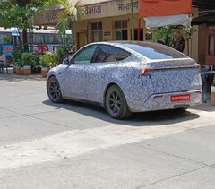 Zakamuflowany Tesla Model Y zauważony w Indiach przed premierą (źródło zdjęcia: shameelck na Reddit)