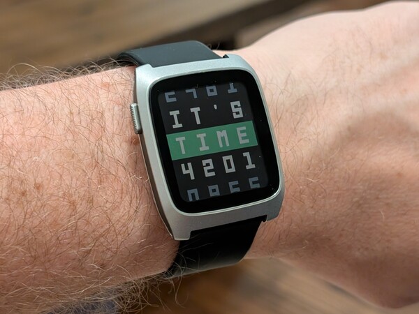 Próbka inżynieryjna zegarka Pebble Time 2*. (Źródło zdjęcia: Eric Migicovsky/Core Devices).