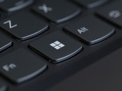 Zbliżenie na klawiaturę z klawiszem Windows w centrum kadru
