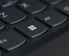 Zbliżenie na klawiaturę z klawiszem Windows w centrum kadru