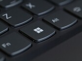 Zbliżenie na klawiaturę z klawiszem Windows w centrum kadru