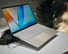 Waga nowych laptopów Vivobook S 14/15/16 zaczyna się od 1,3 kg (2,86 funta). (Źródło: Alex Waetzel dla Notebookcheck)