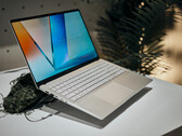 Waga nowych laptopów Vivobook S 14/15/16 zaczyna się od 1,3 kg (2,86 funta). (Źródło: Alex Waetzel dla Notebookcheck)