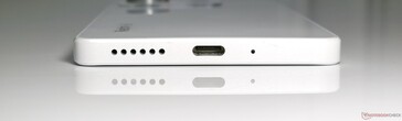 Dół: Głośnik, USB 2.0 Type-C, mikrofon