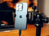 Peryskopowy teleobiektyw iPhone'a 15 Pro Max kosztuje Apple znacznie więcej. (Zdjęcie: Yianni Mathioudakis)