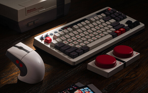 Mysz 8BitDo Retro R8 - N Edition, klawiatura mechaniczna Retro - N Edition i dwa super programowalne przyciski. (Źródło obrazu: 8BitDo)
