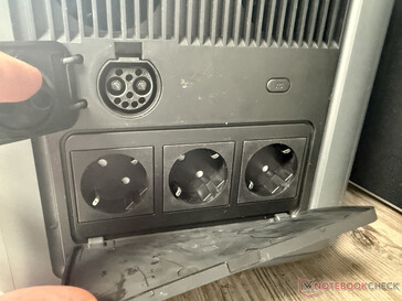...trzy gniazda prądu zmiennego i złącze akumulatora pomocniczego