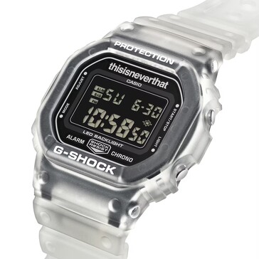 Zbliżenie pod kątem na zegarek Casio G-Shock DW-5600TNT-7 z przezroczystą obudową i odwróconym wyświetlaczem cyfrowym.