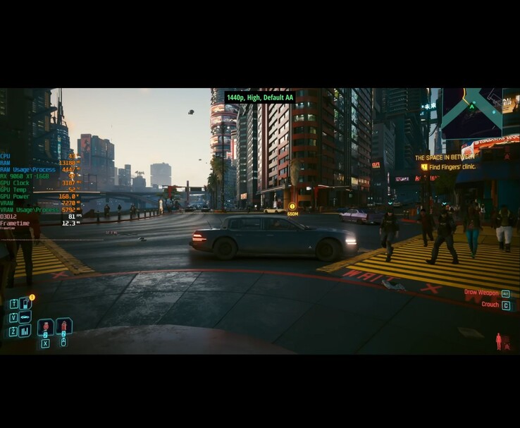 Rozgrywka w Cyberpunk 2077 w rozdzielczości 1440p na wysokich ustawieniach z FSR 4 na RX 9600 XT, pokazująca wskaźniki wydajności na ekranie. (Źródło obrazu: RandomGaminginHD na YouTube)