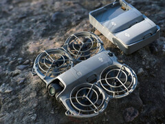 DJI Neo 2 z hubem ładującym i dwiema bateriami 11,6 Wh (7,16 V / 1 606 mAh). (Źródło zdjęcia: via Igor Bogdanov)