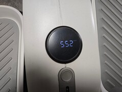 Wyświetlacz jest zasilany bateryjnie i automatycznie przechodzi przez kolejne metryki