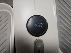 Wyświetlacz jest zasilany bateryjnie i automatycznie przechodzi przez kolejne metryki