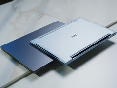 Cena laptopa Dell XPS 13 dla studentów zaczyna się od 599,99 dolarów. Na zdjęciu: dwie wersje kolorystyczne laptopa.