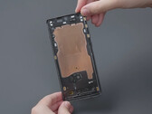 Rozbiórka OnePlus 12 ujawnia dużą komorę chłodzenia parą (źródło obrazu: WekiHome YouTube)