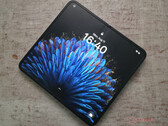 Oppo Find N2 jest mniej więcej tak wysoki jak iPhone 13 mini, ale po otwarciu jest znacznie węższy niż iPad mini. (Źródło zdjęcia: Notebookcheck)