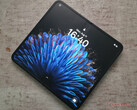 Oppo Find N2 jest mniej więcej tak wysoki jak iPhone 13 mini, ale po otwarciu jest znacznie węższy niż iPad mini. (Źródło zdjęcia: Notebookcheck)